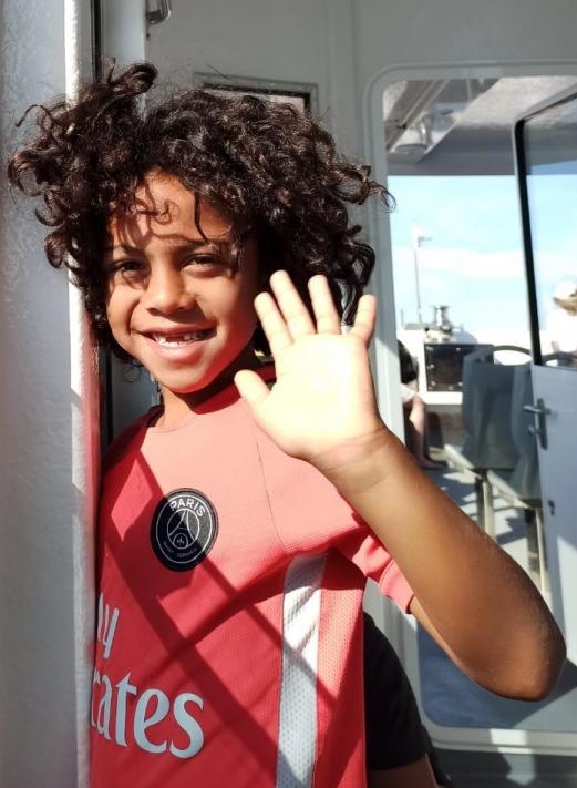 Enfant content en colonie