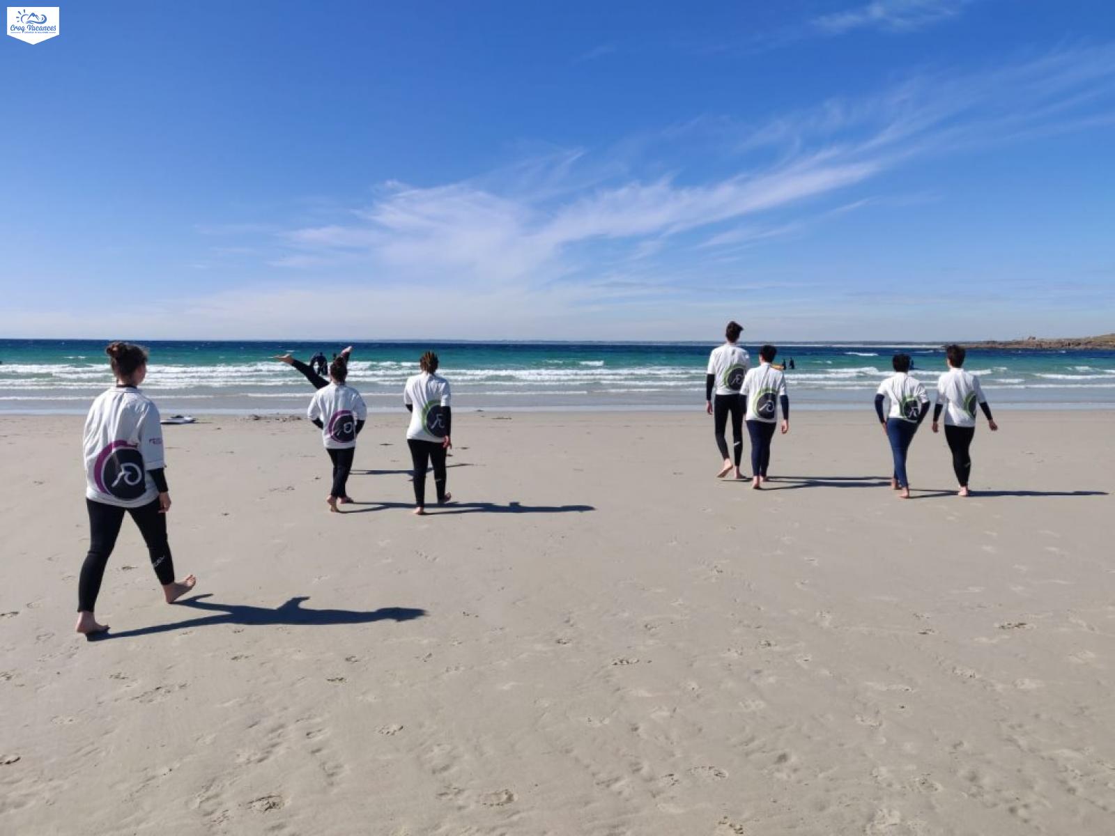 ado marchant sur la plage