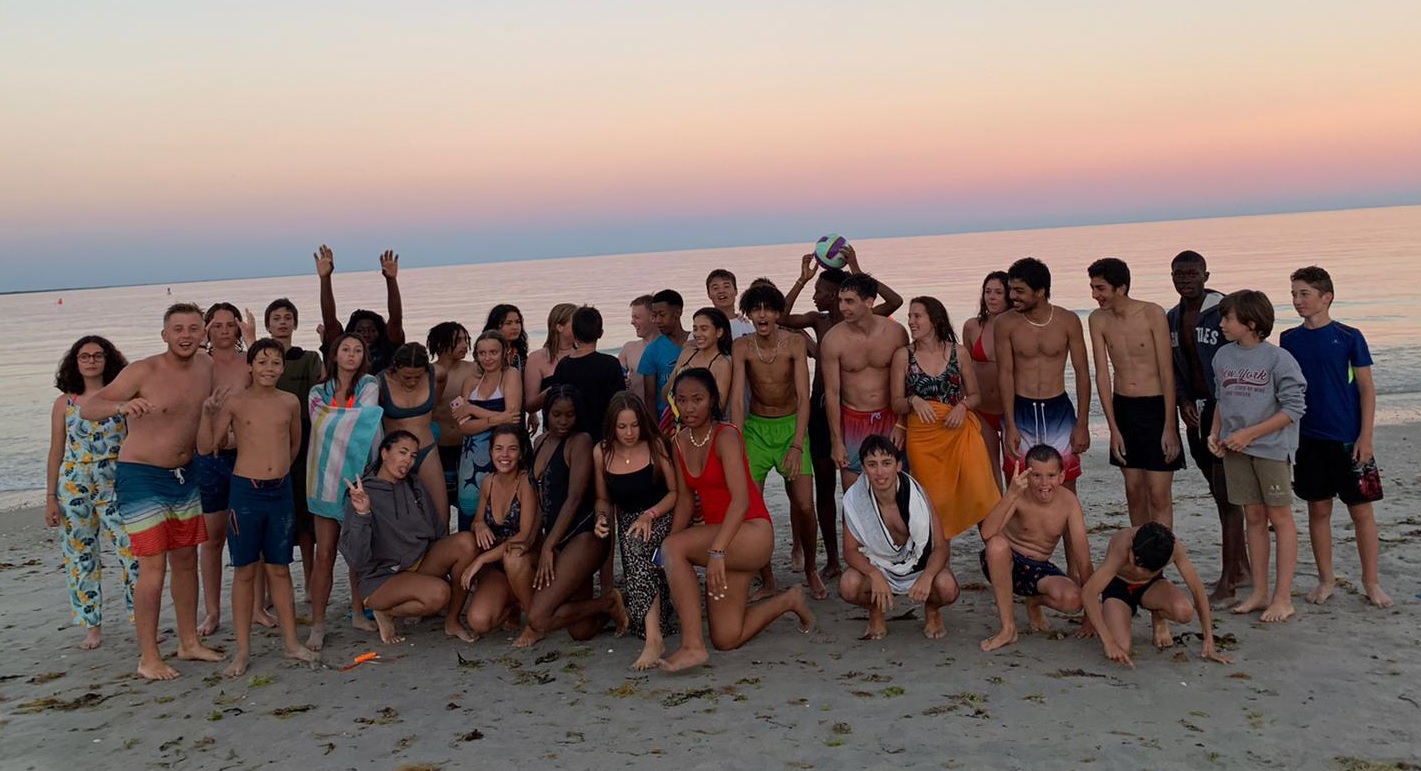Jeunes à la plage en colo