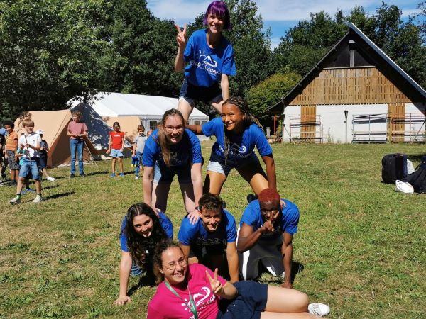 Directeur ACM et animateurs font une tour